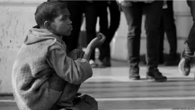 بھارت میں بچوں کے حقوق کے لیے کام کرنے والے کارکنوں کا کہنا ہے کہ بھارت میں اکثر بچوں کو گداگری کے لیے مجبور کیا جاتا ہے۔