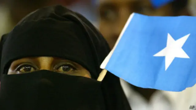 Mujer con velo y bandera somalí