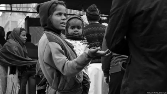 بھارت کے متعدد شہروں بشمول نئی دہلی میں بھیک مانگنا غیر قانونی ہے۔ بھارت کے ایک 55 سال پرانے قانون کے تحت پولیس کو بھیک مانگنے والے افراد کو گرفتار کرنے کا اختیار ہے، تاہم کارکنوں کا کہنا ہے کہ پولیس اس قانون کو اکثر غریب افراد خصوصاً بھکاری بچوں کے خلاف استعمال کرتی ہے۔