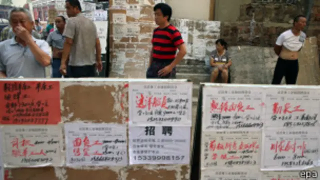 အလုပ်ကြော်ငြာ ဖတ်နေတဲ့ ရှင်ဒေါင်းပြည်နယ်က အလုပ်သမား အချို့