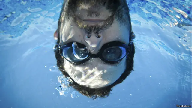 Перевернутое лицо пловца под водой