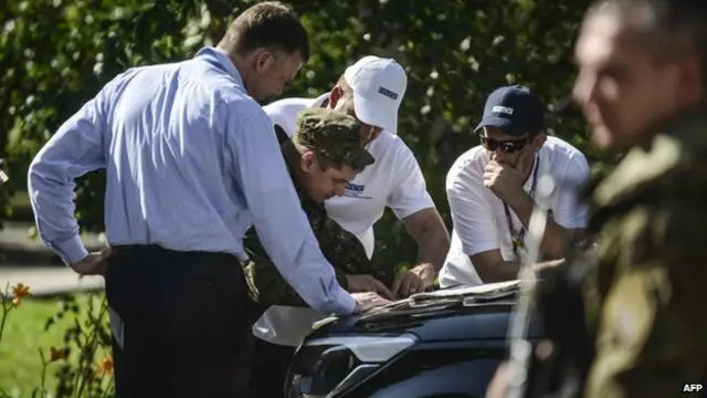 واجه خبراء دوليون صعوبات في الوصول الى موقع سقوط الطائرة الماليزية