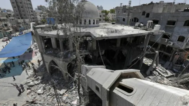 Ruinas de una mezquita en Gaza destruida por ataque aéreo israelí.