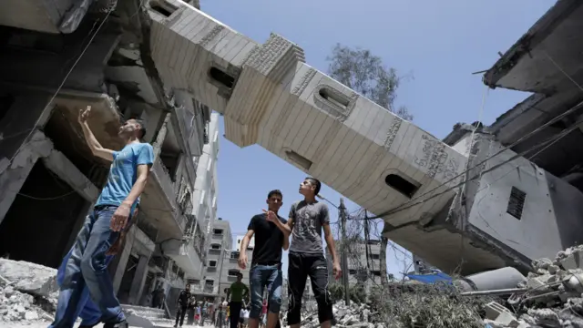 غزہ کے واحد بجلی گھر کے تباہ ہونے بعد پورا علاقے کو بجلی کی فراہمی معطل ہو گئی ہے اور غزہ کے گلی کوچے تباہی اور بربادی کی تصویر پیش کرتے ہیں۔