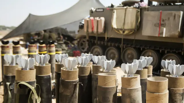 اسرائیلی فوج اپنا جدید ترین اسلحہ فلسطینی کے شہریوں اور حماس کے شدت پسندوں کے خلاف استعمال کر رہی ہے۔