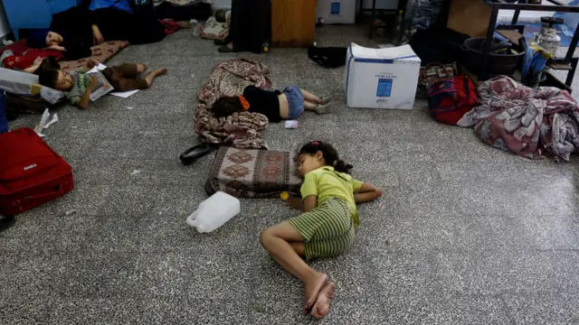 غزہ میں اقوام متحدہ کے سکول پر حملے میں ہلاک ہونے والے بچے اپنے والدین کے ہمراہ ننگے فرش پر سو رہے جب اسرائیل ٹینکوں کے گولے سکول پر گرے۔