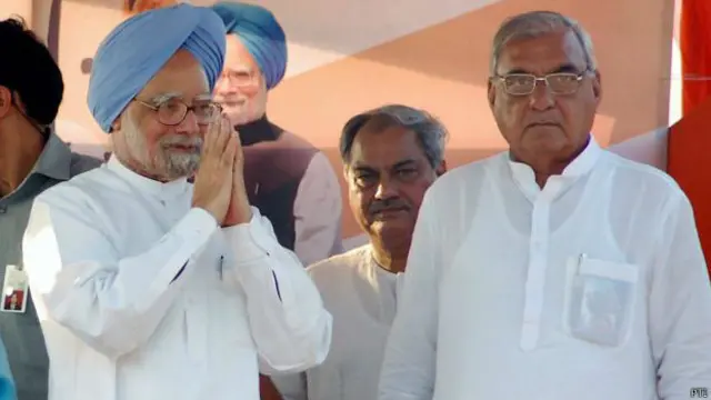 हूड्डा पूर्व प्रधानमंत्री मनमोहन सिंह के साथ