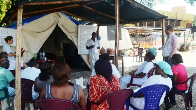 Personal médico del hospital de Donka, en Guinea, se prepara para una intervención en el área de aislamiento.
