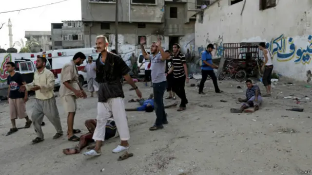 Khu chợ đông đúc ở Shejaiya sau khi trúng đạn pháo của Israel