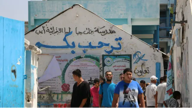 په جبالیا پناه ځای کې سیمه ییزو خلکو دا د (ابو حسین مدرسه) بلله. ملګرو ملتونو ویلي، په دې مدرسه کې د ماشومانو او ښځو په ګډون ۳۰۰۰ ولسي وګړي مېشت وو. 