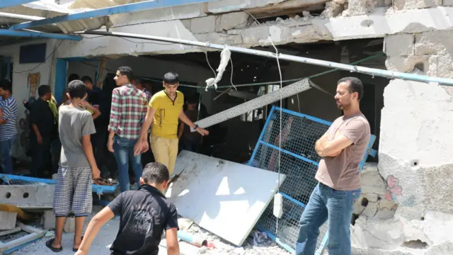 د مدرسې په یوه درسي ټولګي کې، د څوکیو او مېزونو په منځ کې ولسي په خواږه خوب ویده وو، چې د اسرائیلو وحشیانه برید ښکار شول. 