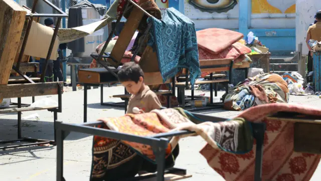 ملګري ملتونه وايي، په غزه کې یې په مدرسو کې تر ۲۴۰ زرو ډېر فلسطینیان مېشت دي. 