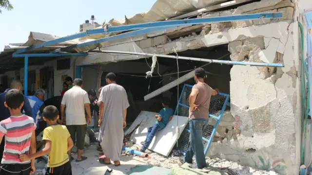 پر دغې مدرسې په بمبار کې لږترلږه ۱۷ کسان ووژل شول او ۷۰ نور ټپیان شول. 