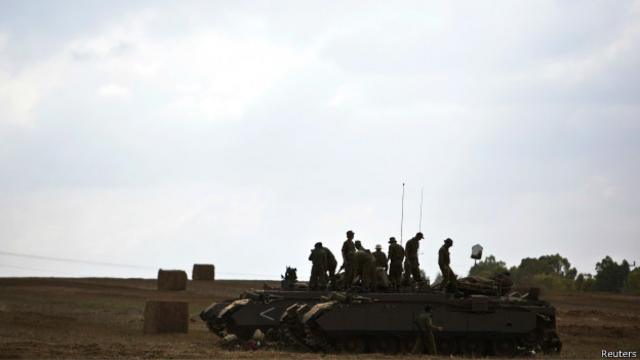 Reservistas israelíes en un tanque