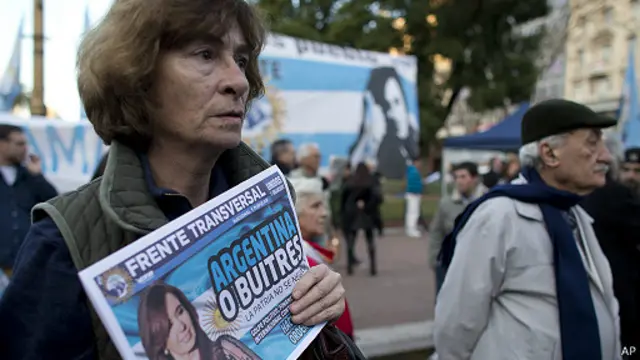 طالب المستثمرون بتسديد قيمة سنداتهم بالكامل، بينما اتهمهم الحكومة باستغلال الموقف