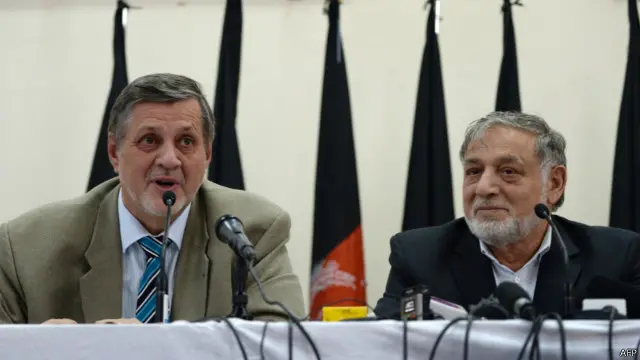 د ملګرو ملتونو او نړیوالې ټولنې څارونکي د ټاکنو له کمیسیون، د نوماندانو او د مدني ټولنې له استازو سره یوځای کار کوي