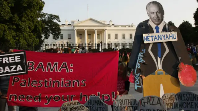خرج متظاهرون مؤيديون للفلسطينيين في واشنطن أمام البيت الأبيض.