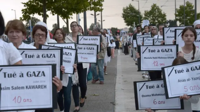 وفي ستراسبوغ خرج آخرون يحملون أسماء القتلى في الاعتداءات الإسرائيلية.