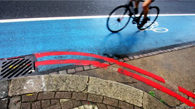 جینیفر ڈاؤننگ: یہ سائیکل سوار لندن شہر کے وسط میں سائیکل سواروں کے لیے مخصوص ٹریک پر سائیکل چلا رہا ہے۔