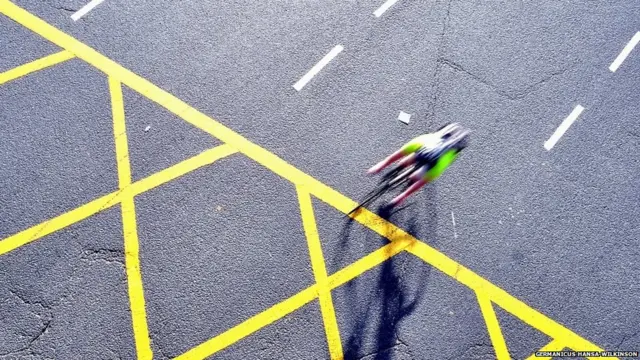 ہم ہر ہفتے اپنے قارئین کی کسی مخصوص موضوع پر بھیجی ہوئی تصاویر شائع کرتے ہیں۔ اس ہفتے کا موضوع تھا ’سائیکل سواری۔‘ یہ تصویر بھیجی ہے جرمینکیس ہانسا ولکنسن نے۔