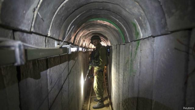 Soldado em túnel que, segundo Israel, foi construído pelo Hamas