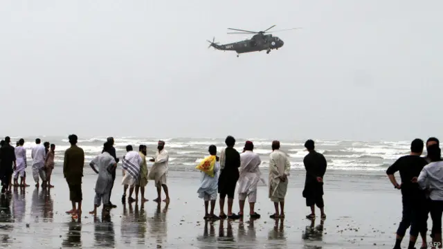 پاکستانی بحریہ کا ایک ہیلی کاپٹر امدادی کارروائیوں میں حصہ لے رہا ہے