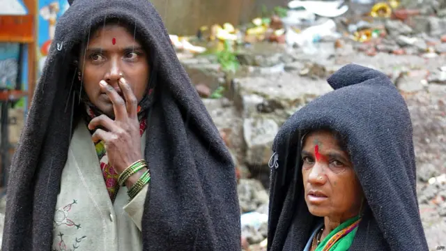 ووقع الانهيار الأرضي مساء الأربعاء، فيما كان سكان القرية نائمين.