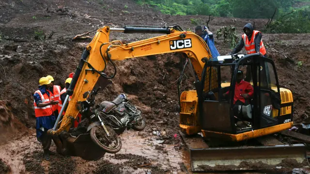 وأعاقت الأمطار - التي هطلت بغزارة صباح الخميس - جهود فرق الإنقاذ للعثور على المزيد من جثث المفقودين عقب الانهيار الأرضي.