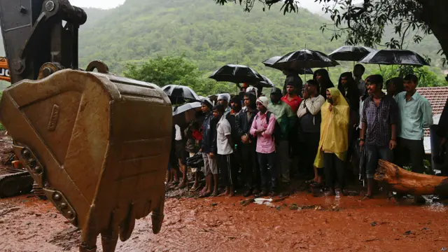 ودفنت غالبية المنازل فيما كان سكانها بداخلها، وبالتالي لم يوجد في موقع القرية غير أفراد قلائل ليتعرفوا على هوية الجثامين التي تستخرجها فرق الإنقاذ، بحسب موفد بي بي سي.