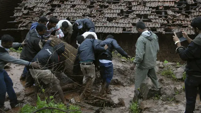 وانهار جزء ضخم من تل قريب من القرية، ما أدى إلى دفن ما يصل إلى 200 شخص تحت أكوام من الطين والصخور.