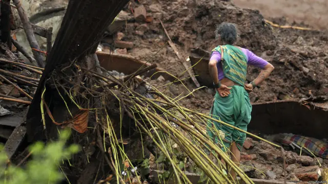 ودفن الانهيار الأرضي المعبد الوحيد الموجود في المنطقة والذي يبلغ ارتفاعه 11 مترا، حسبما يقول موفد بي بي سي، دافيداس دشباند.