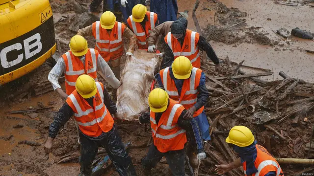 وتعتبر الانهيارات الأرضية أمرا شائع الحدوث في بعض المناطق في الهند أثناء فترة هطول الأمطار الموسمية.