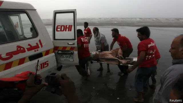 Para petugas darurat mengangkut jenazah yang ditemukan