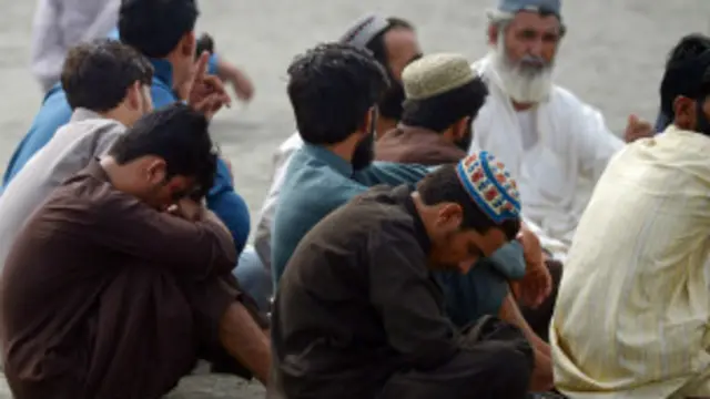 لاپتہ افراد کے لواحقین اب بھی ساحل پر جمع ہیں