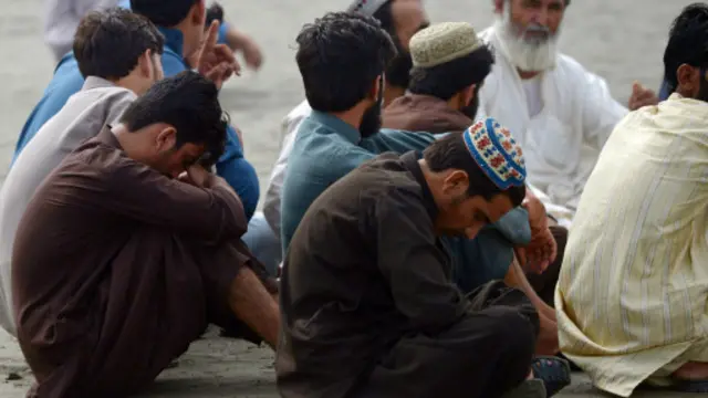 Keluarga tepekur menunggu kabar nasib keluarga tercinta