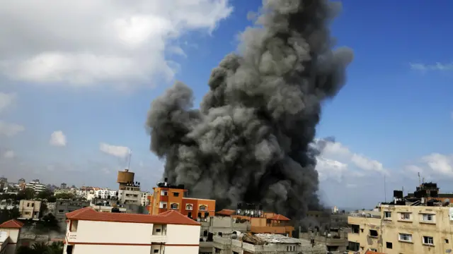 امریکہ اور اقوامِ متحدہ دونوں نے اس حملے کی مذمت کی تھی جس میں کم از کم 16 افراد مارے گئے تھے۔ اسرائیل کا کہنا ہے کہ سکول کے قریب سے مارٹر گولے داغے گئے تھے۔ اقوام متحدہ کے سیکرٹری جنرل بان کی مون نے کہا ہے کہ یہ حملہ ’انتہائی ظالمانہ‘ تھا۔ اس سے پہلے اقوام متحدہ نے بتایا تھا کہ اسرائیل کو اس سکول کے بارے میں بار بار خبردار کیا گیا تھا۔