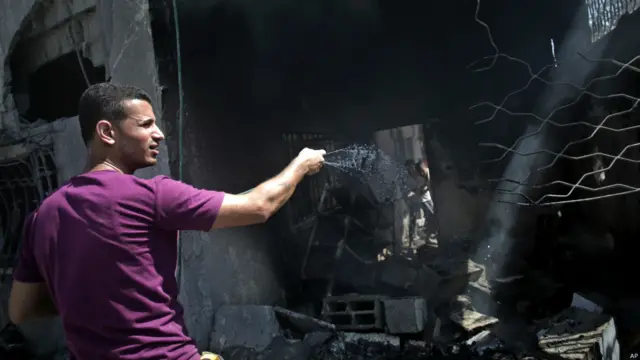 فروٹ مارکیٹ پر حملہ اسرائیل کی طرف سے چار گھنٹے کی فائر بندی کے دوران کیا گیا۔ حماس نے اسرائیل کی طرف سے اس فائر بندی کےاعلان کو رد کر دیا تھا۔