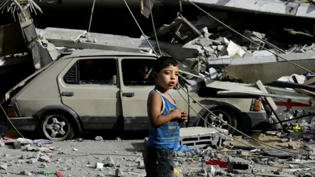 غزہ میں حکام کا کہنا ہے کہ بدھ کے روز حملوں میں کم از کم ایک سو فلسطینی مارے گئے۔ فلسطینی حکام نے کہا ہے کہ غزہ شہر میں ایک بازار پر اسرائیلی فوج کے فضائی حملے میں 17 افراد ہلاک اور 160 زخمی ہو گئے۔