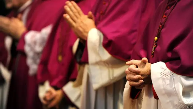 प्रार्थना करते हुए पादरी