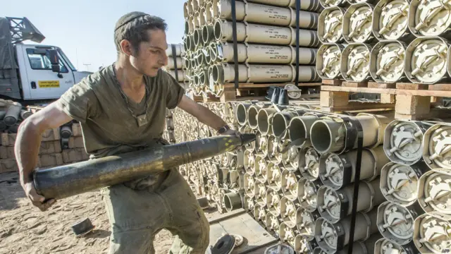 اسرائیل نے یہ قدم اس وقت اٹھایا ہے جب ان نے غزہ پر اقوامِ متحدہ کی نگرانی میں چلنے والے اس سکول پر حملے کی تحقیقات کا وعدہ کیا ہے جس میں فلسطینی بےگھر افراد نے پناہ لے رکھی تھی۔ اسرائیل نے کہا ہے کہ اگر اس حملے میں اس کی فوج ملوث ہوئی تو وہ اس پر معذرت کرے گا۔