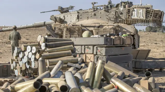 غزہ میں جاری جنگ کے دوران اسرائیل نے سولہ ہزار سے زائد اضافی فوجیوں کو طلب کرنے کا اعلان کیا ہے، جس سے کل طلب کردہ فوجیوں کی تعداد 86 ہزار ہو گئی ہے۔ حکام نے اسرائیلی میڈیا کو بتایا کہ اس سے فوج پر بوجھ کم ہو جائے گا۔