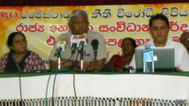 බ්‍රිටෝ ප්‍රනාන්දු මාධ්‍ය හමුවක් අමතමින්