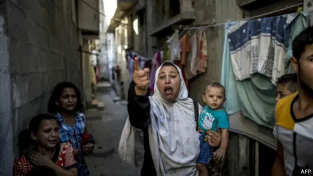 فلسطينية في موقع الانفجارات بمخيم الشاطئ