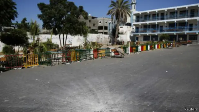 حفرة في باحة مدرسة بيت حانون التي كانت تستخدمها الأمم المتحدة كمأوى للنازحين