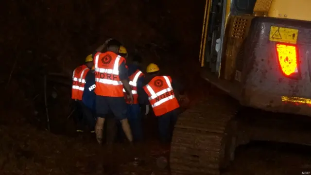 एनडीआरएफ़ के जवान बुधवार रात को भी बचाव कार्य में जुटे रहे. लगातार बारिश के चलते बचाव कार्य में मुश्किलें आ रही हैं