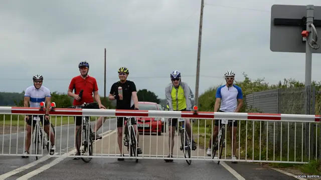 جان بفٹن: برطانیہ میں سائیکل سواروں کو ریلوے پھاٹک بند ہونے کے باعث ٹرین گزرنے کا انتظار کرنا پڑا۔