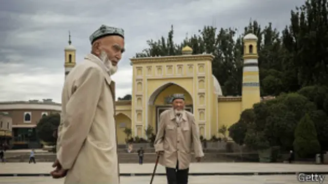 لاس اینجلس ٹائمز کا کہنا ہے کہ فوج اور پولیس کی نگرانی میں دوپہر کو ہی جلد ہی جمعہ طاہر کی آخری رسومات ادا کر دی گئیں