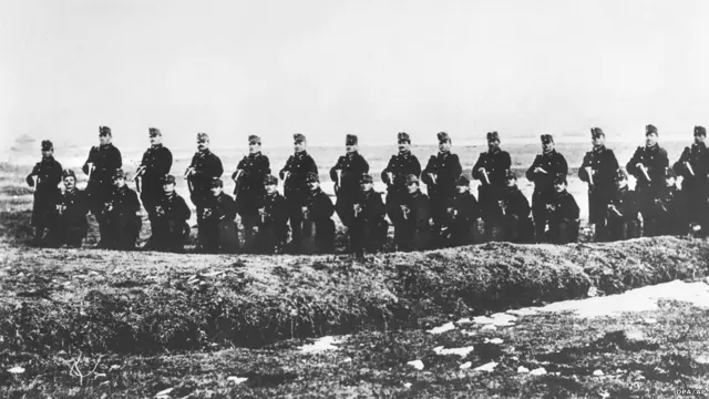 قیصر ویلهلم دوم وقتی از قصد اتریش-مجارستان برای حمله به صربستان با خبر شد، قول حمایت آلمان را داد، اقدامی که می‌توانست به معنای جنگ با روسیه باشد. نیروهای اتریش در نزدیکی مرز با صربستان جمع شدند