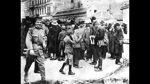 نسخه‌های بیشتری از روزنامه‌ها در بلگراد توزیع شد که در آن دستور پیتر اول پادشاه صربستان برای بسیج نیروها چاپ شده بود