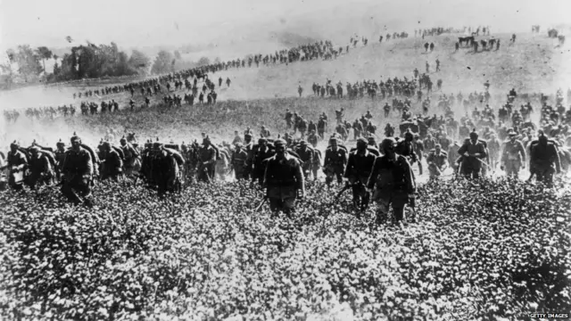 در دوم اوت، آلمان به بلژیک هشدار داد و گفت که خواهان تضمین عبور امن نیروهایش از خاک این کشور است. بریتانیا وعده داده بود که ضامن بی‌طرفی بلژیک خواهد بود و در صورتی که درخواست آلمان رد شود و نیروهای آلمانی وارد مرزهای این کشور شوند، بریتانیا متعهد به اقدام خواهد بود. یک روز بعد، بلژیک درخواست آلمان را رد کرد